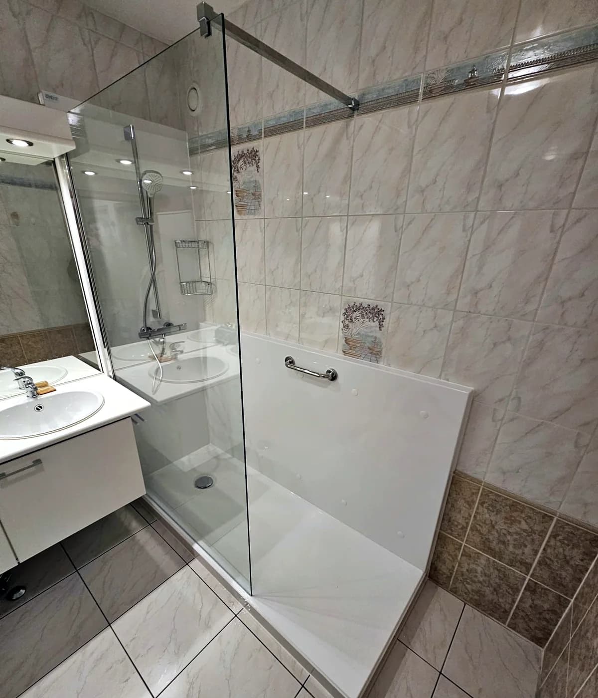 Douche de plain-pied avec paroi vitrée, installée par Aqua Douche