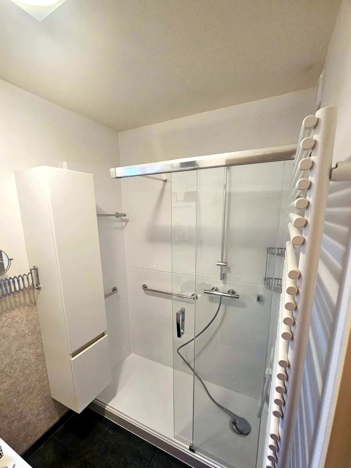 Douche de plain-pied avec paroi coulissante