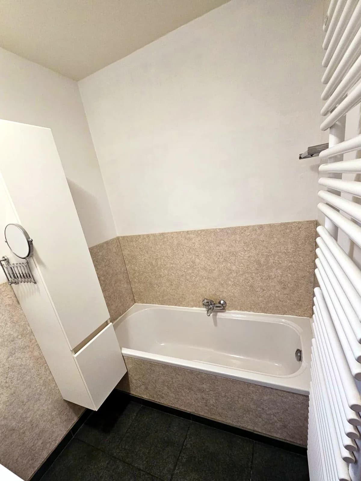 Baignoire remplacée par une douche à paroi coulissante, avant les travaux