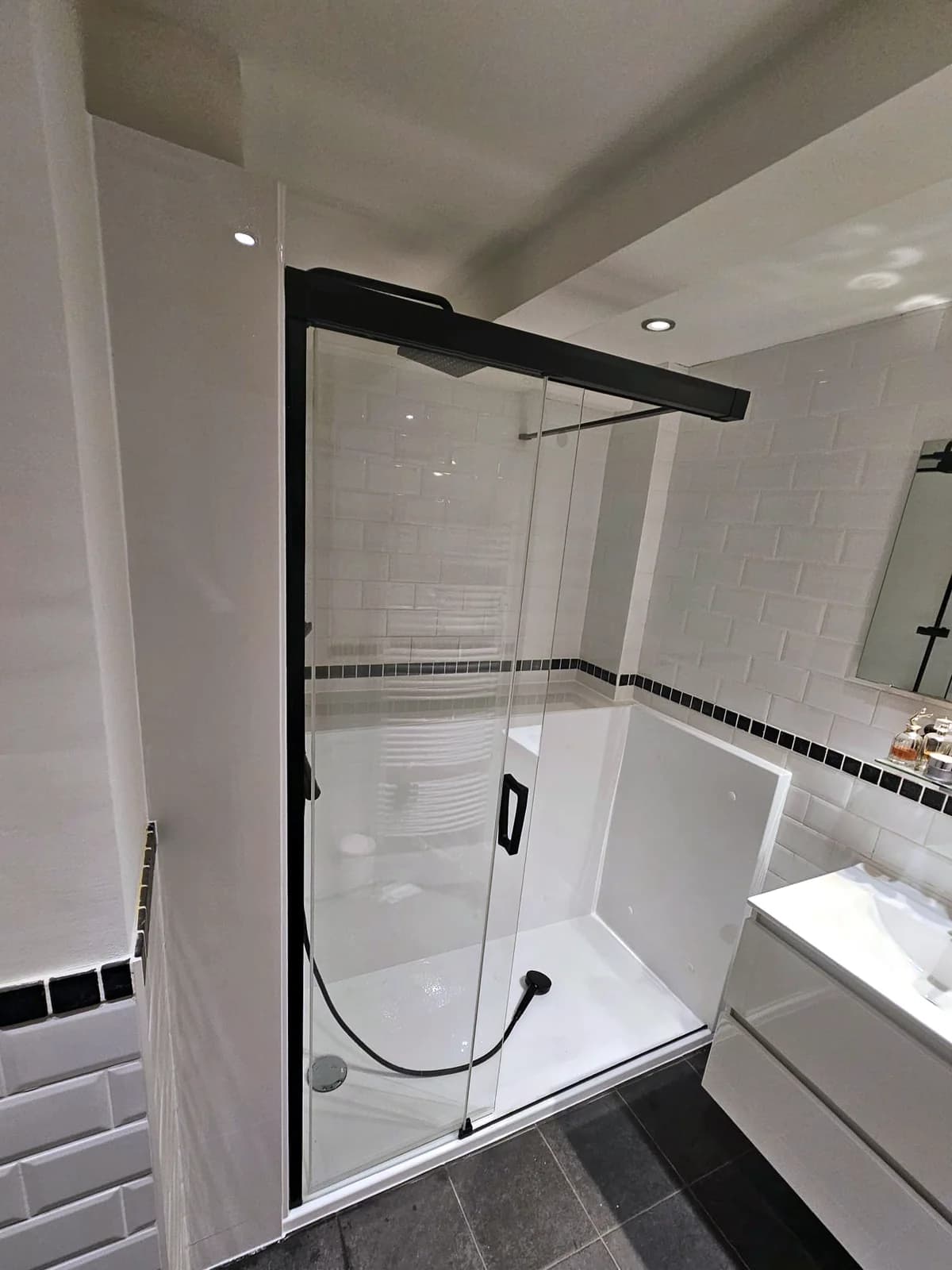 Salle de bain complète en carrelage métro, après les travaux