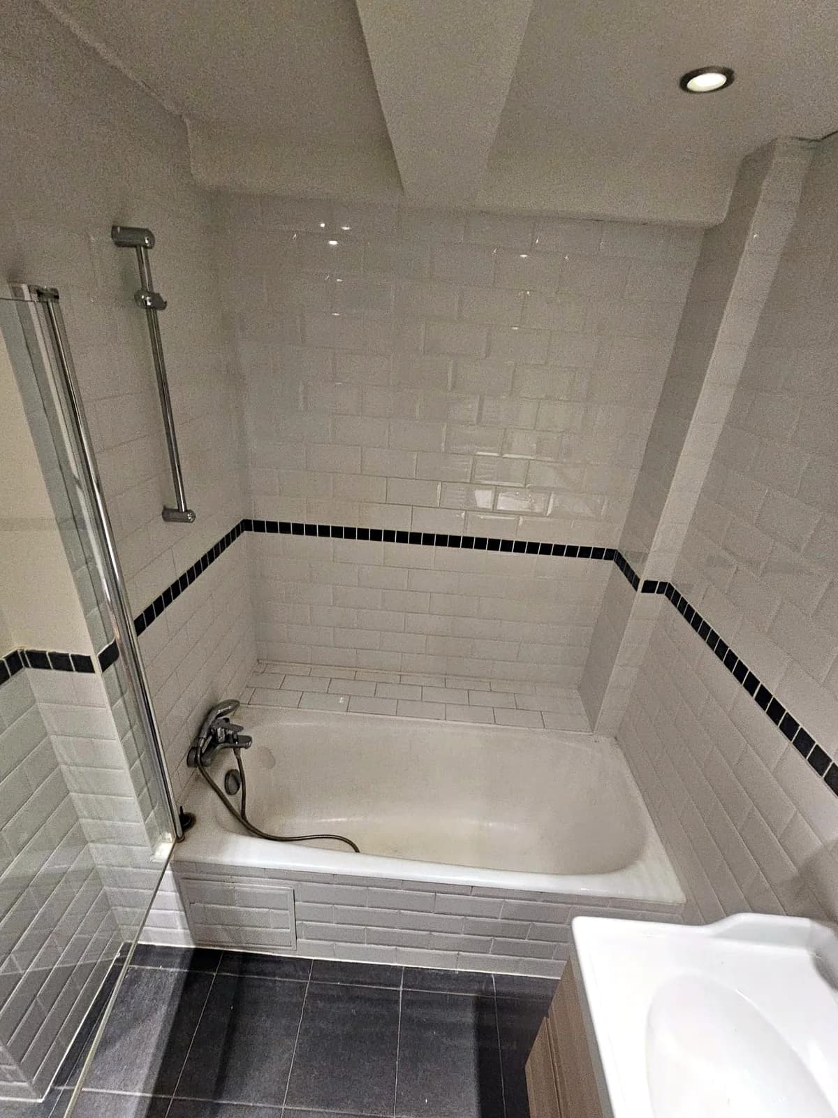 Salle de bain complète en carrelage métro, avant les travaux