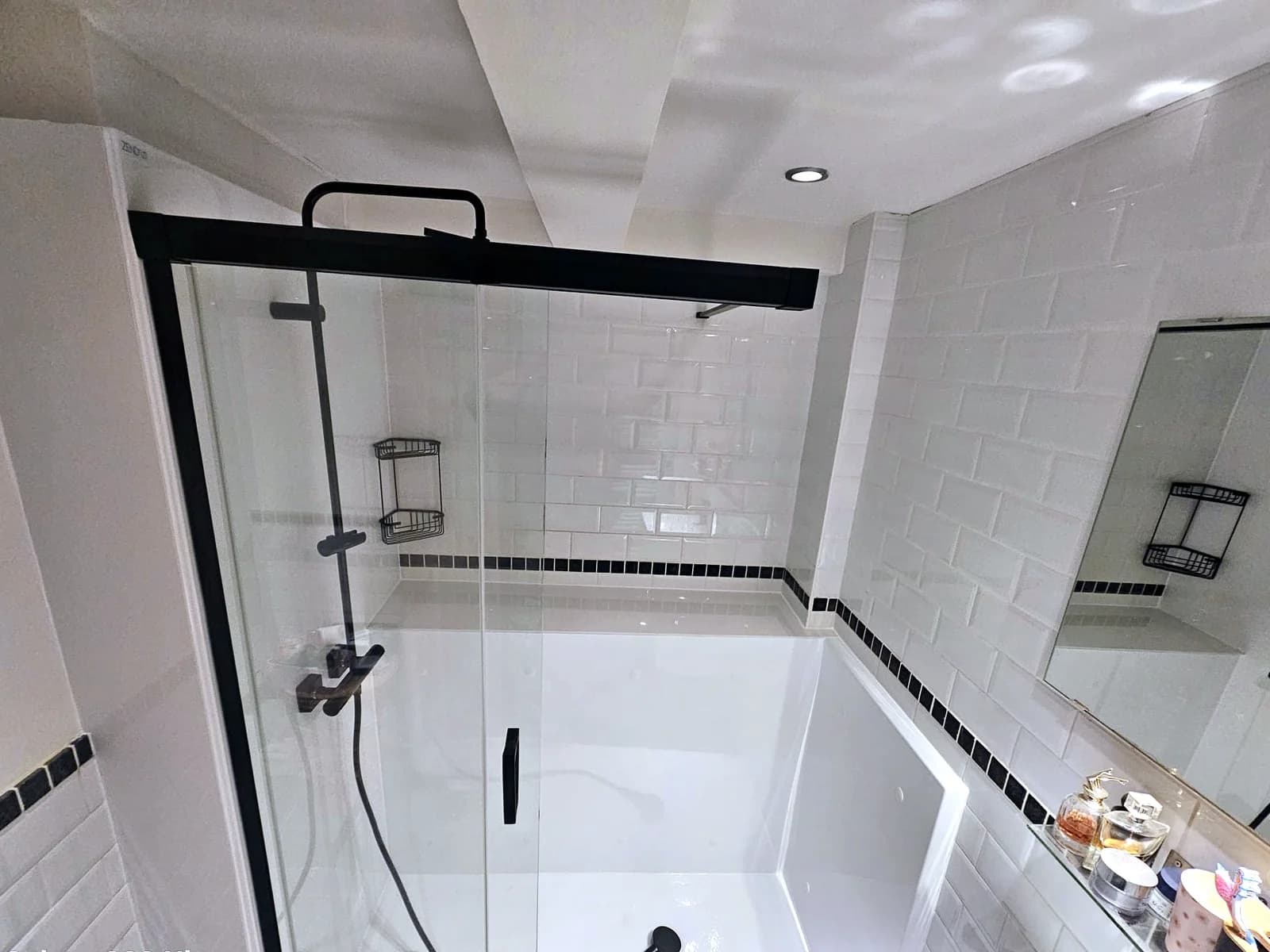 Salle de bain entièrement transformée par Aqua Douche