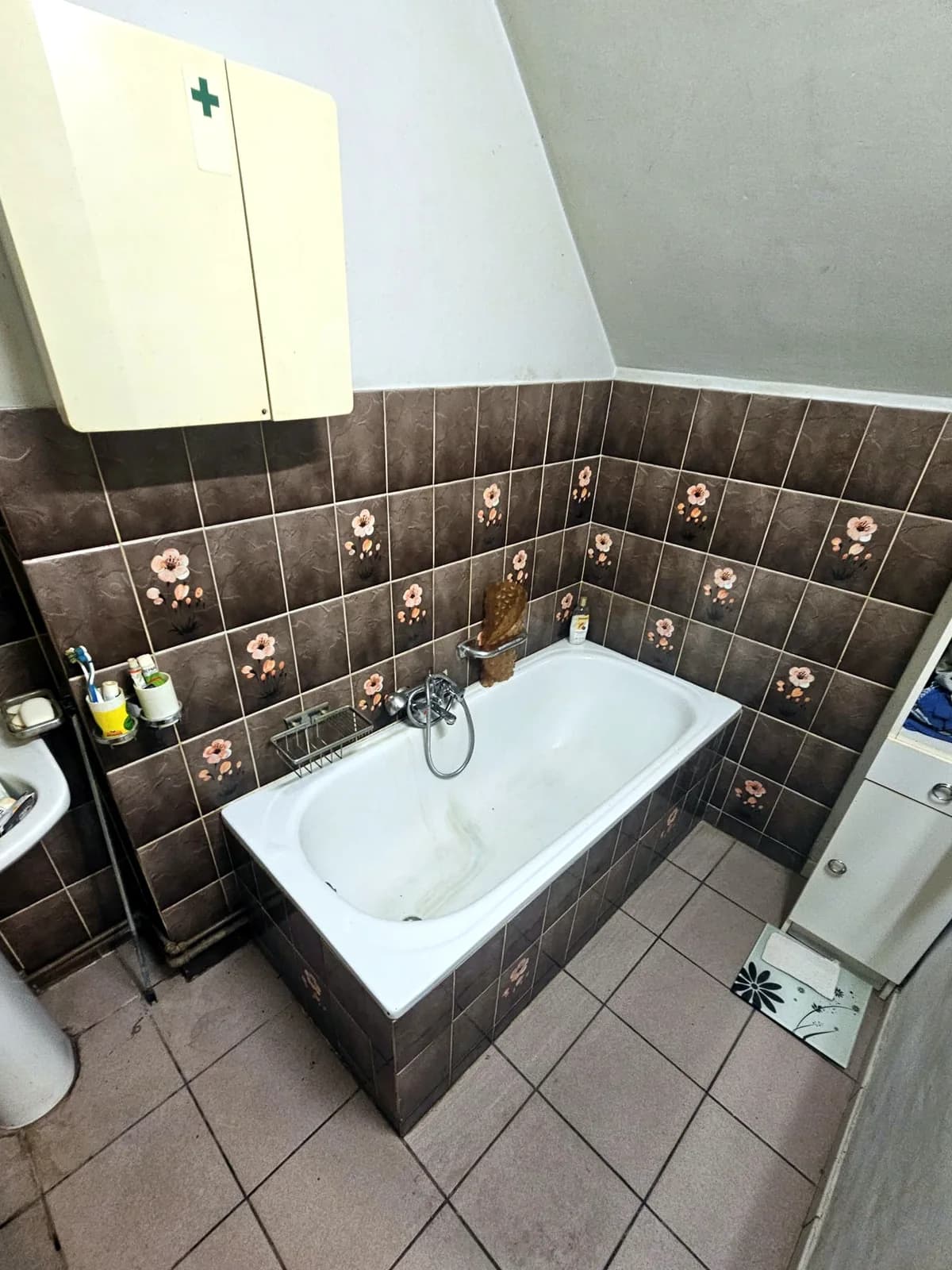 Douche avec siège rabattable et barres d’appui, avant les travaux
