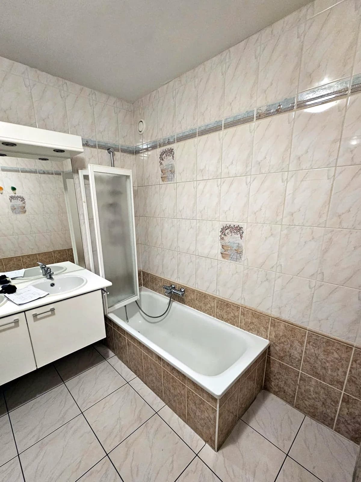 Receveur extra plat et paroi fixe en verre, avant les travaux
