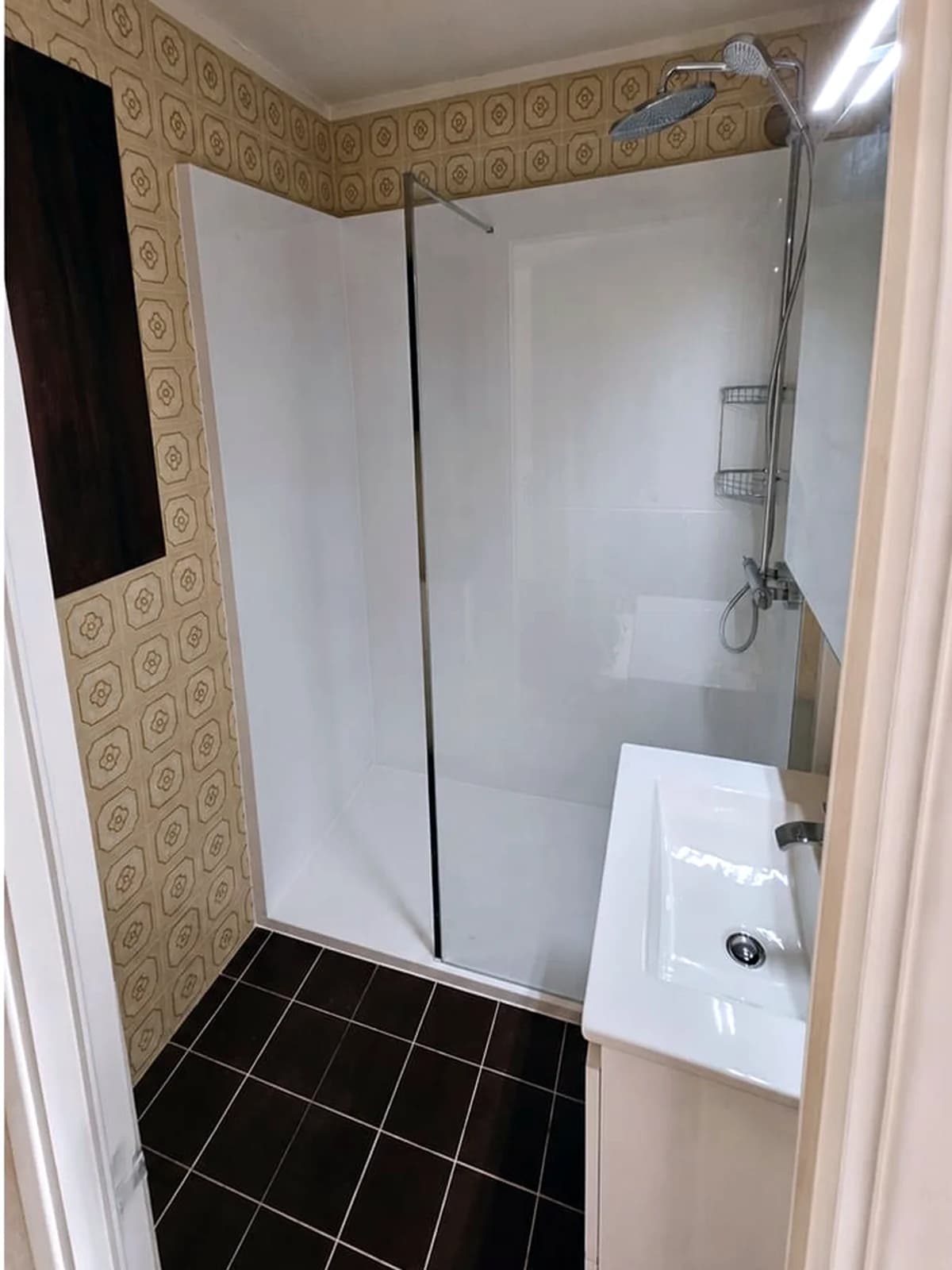 Petite salle de bain entièrement repensée, après les travaux