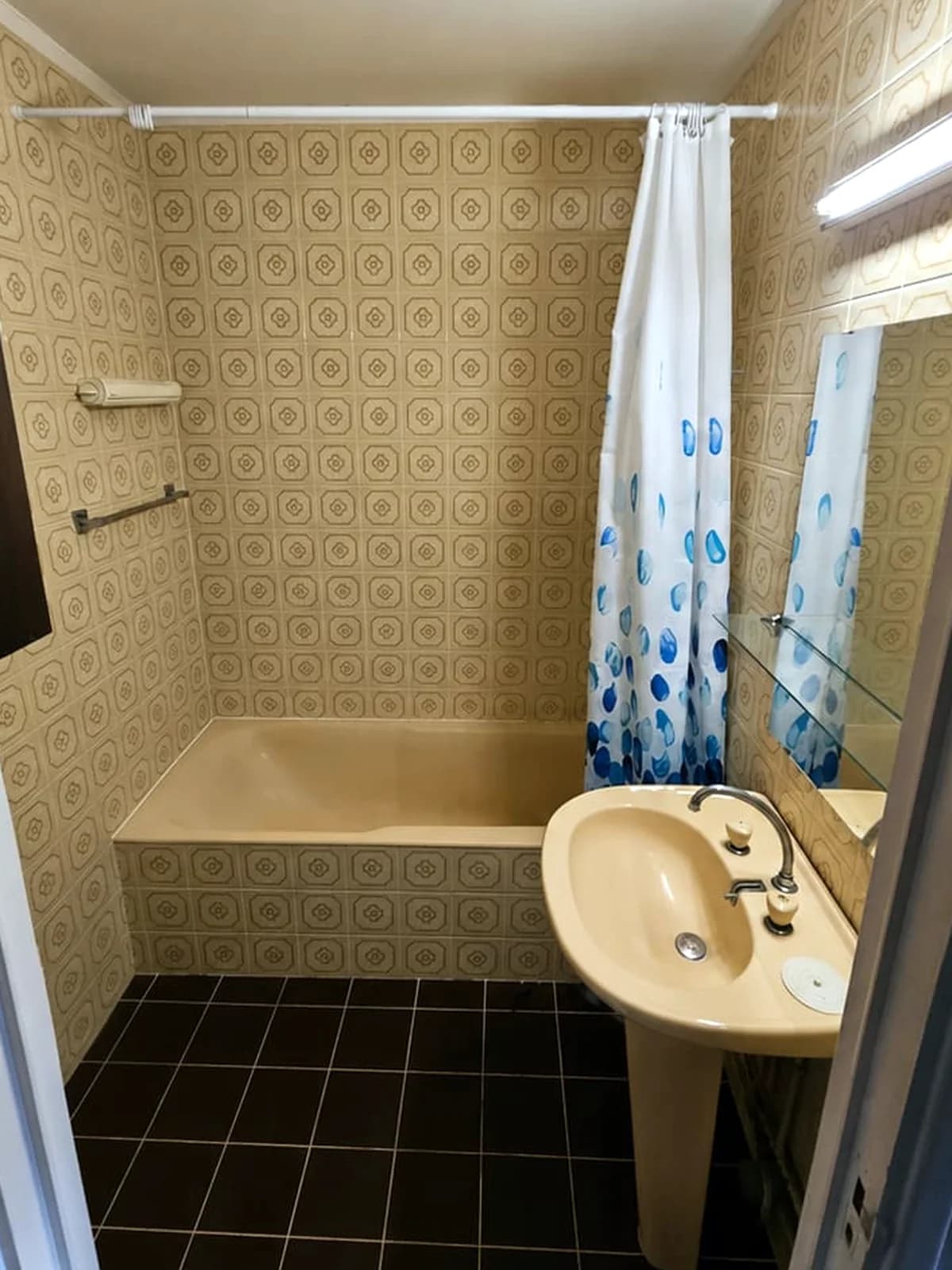 Petite salle de bain entièrement repensée, avant les travaux