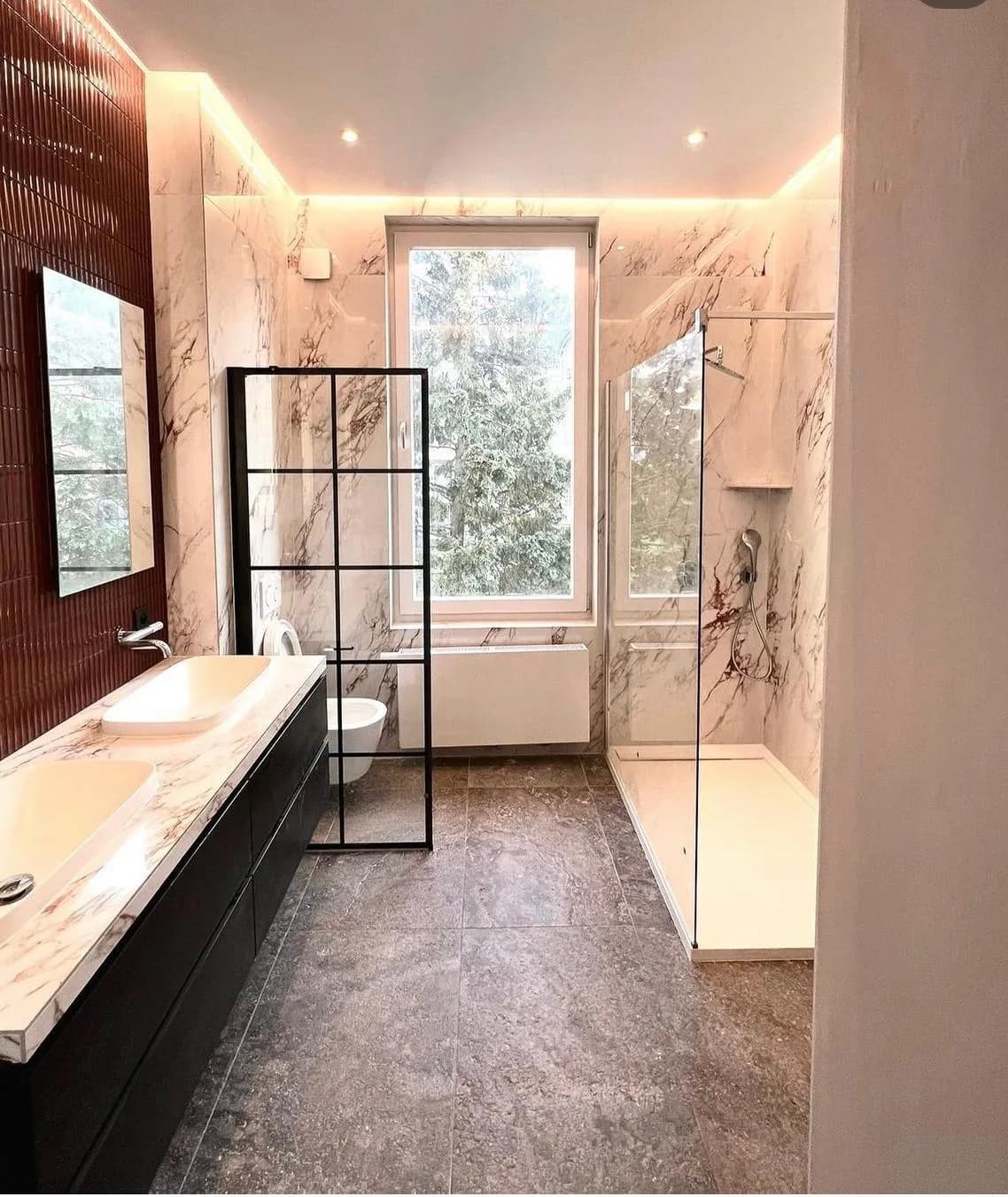 Salle de bain complète en marbre, double vasque et douche de plain-pied